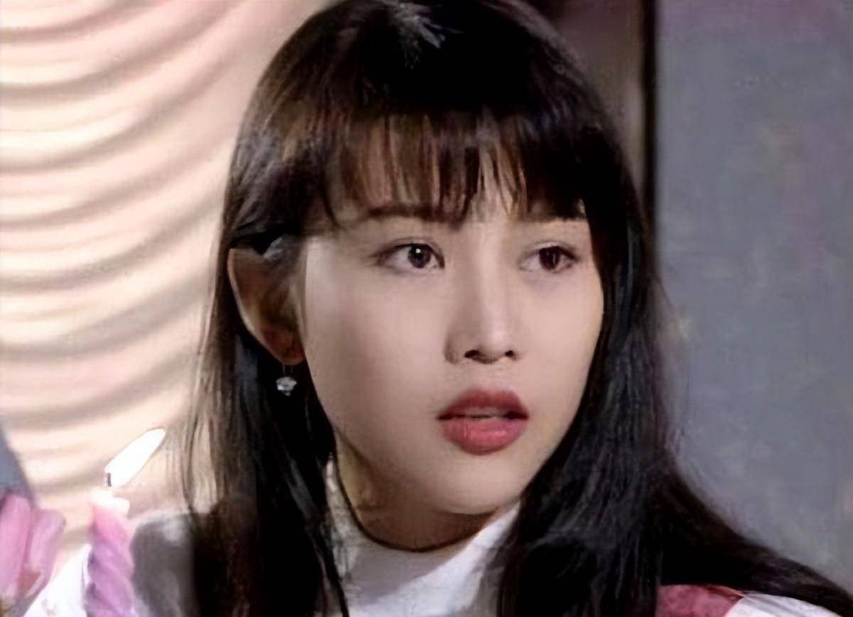 女明星17岁旧照,从小美到大,网友这才是真正的纯天然美女_朱茵_蔡少芬