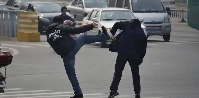 万光旭觉得这种日子真是逍遥又自在,一拿到别人手里的钱,就带着小弟