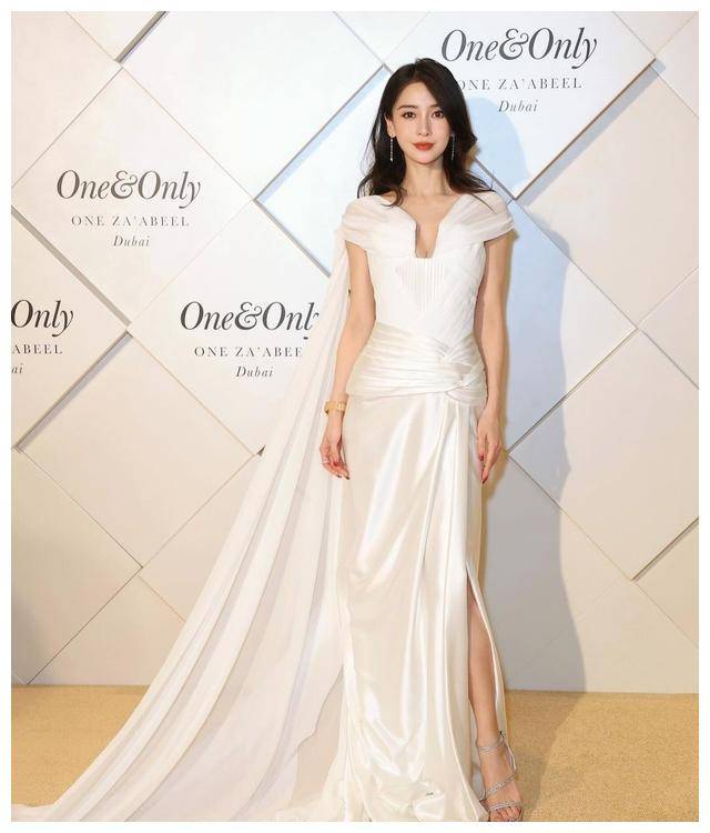 不仅妆造奢华,angelababy还佩戴了价值15万的名牌手表.