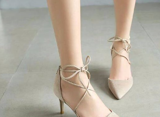 鞋头和后跟的拼接设计视觉上起到拉伸腿长的作用,宽宽的脚踝绑带不会