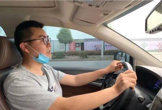 郭威童年2张照片曝光,过得好不好,听听老邻居的话就清楚了_姐姐_生活