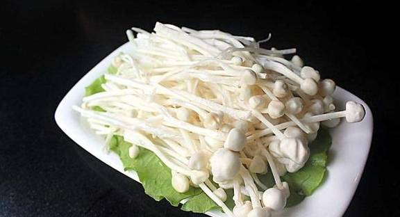 金针菇这样做简单又营养,颜色诱人清淡适口,年夜饭必_