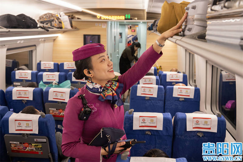 安全提示,回答旅客咨询,引导旅客入座,搀扶老人小孩上下车,整理行李架