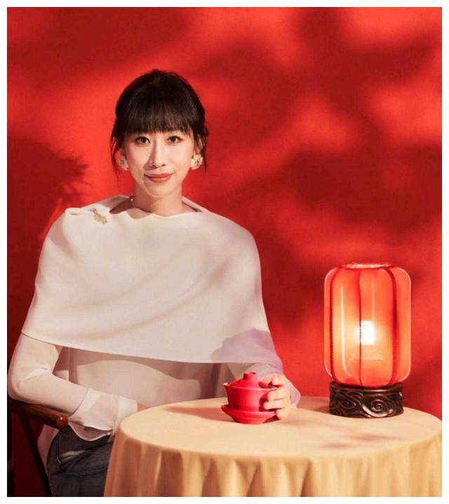 任素汐演唱的《枕着光的她》,越听越上瘾!全国疯传必至!