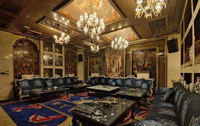 群喝的伶仃大醉的爪牙还没反应过来是怎么回事,就被堵在了ktv的包房里