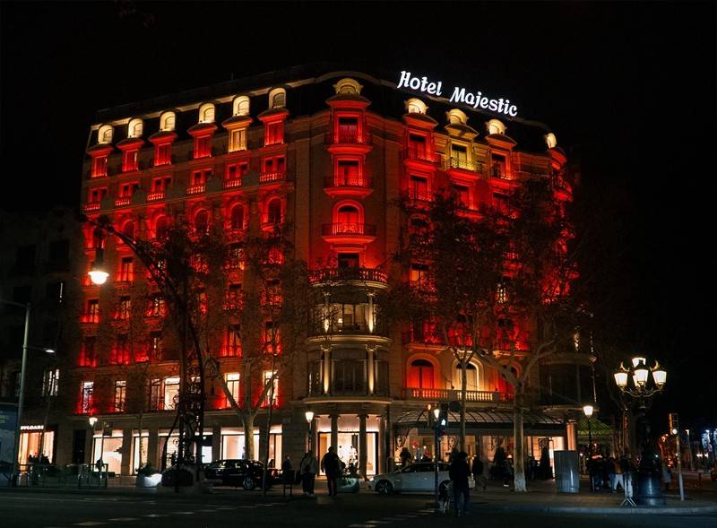 巴特罗之家 (casa batlló) 点亮中国红 巴塞罗那龙之