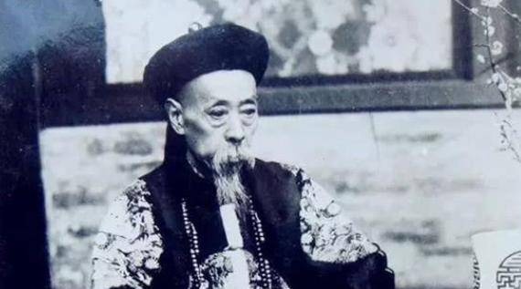仕途得意,喜得麟儿,尽管只是次子,但被取名为爱新觉罗.