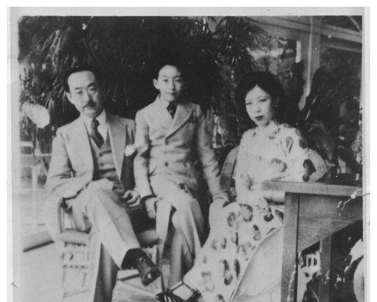 场",在与耿维馥生下了一个孩子后,这个赵欣伯又带着他的妻子前去日本