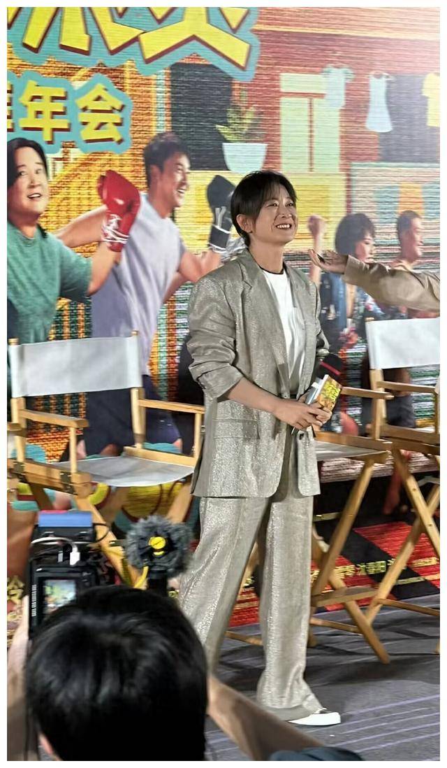 《贾玲首映礼上泪洒当场,太飒气!"观众大喊漂亮》_认可_电影_杨幂