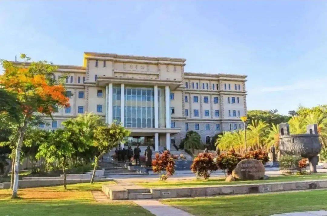 学校秉持"让学生更好地走向社会"的办学使命,2021年11月,三亚学院