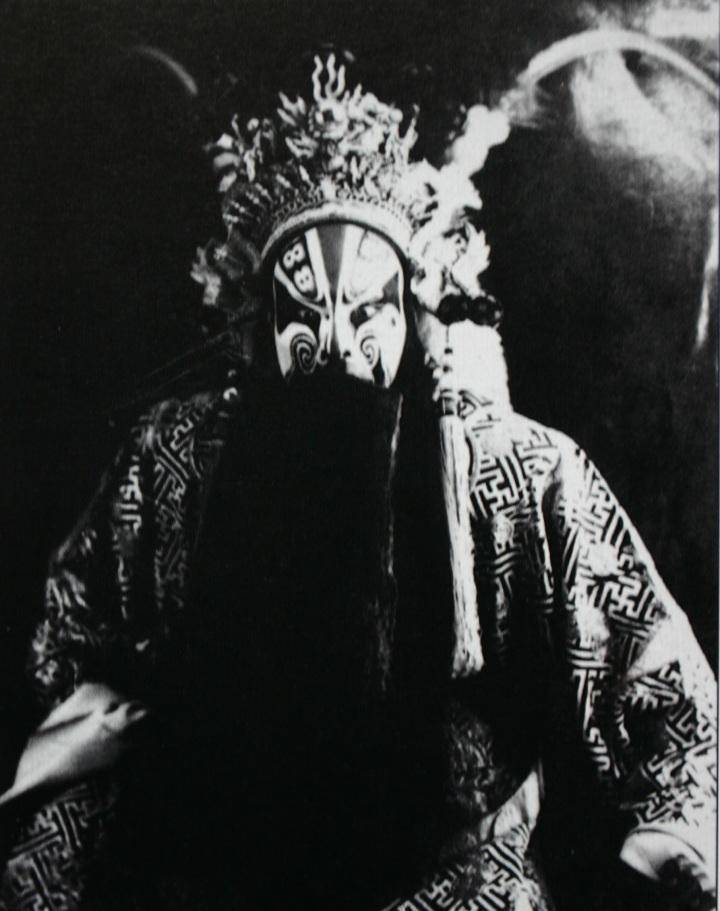 京剧大师马连良曾在建国后带头戒鸦片烟,可是唯独戒烟