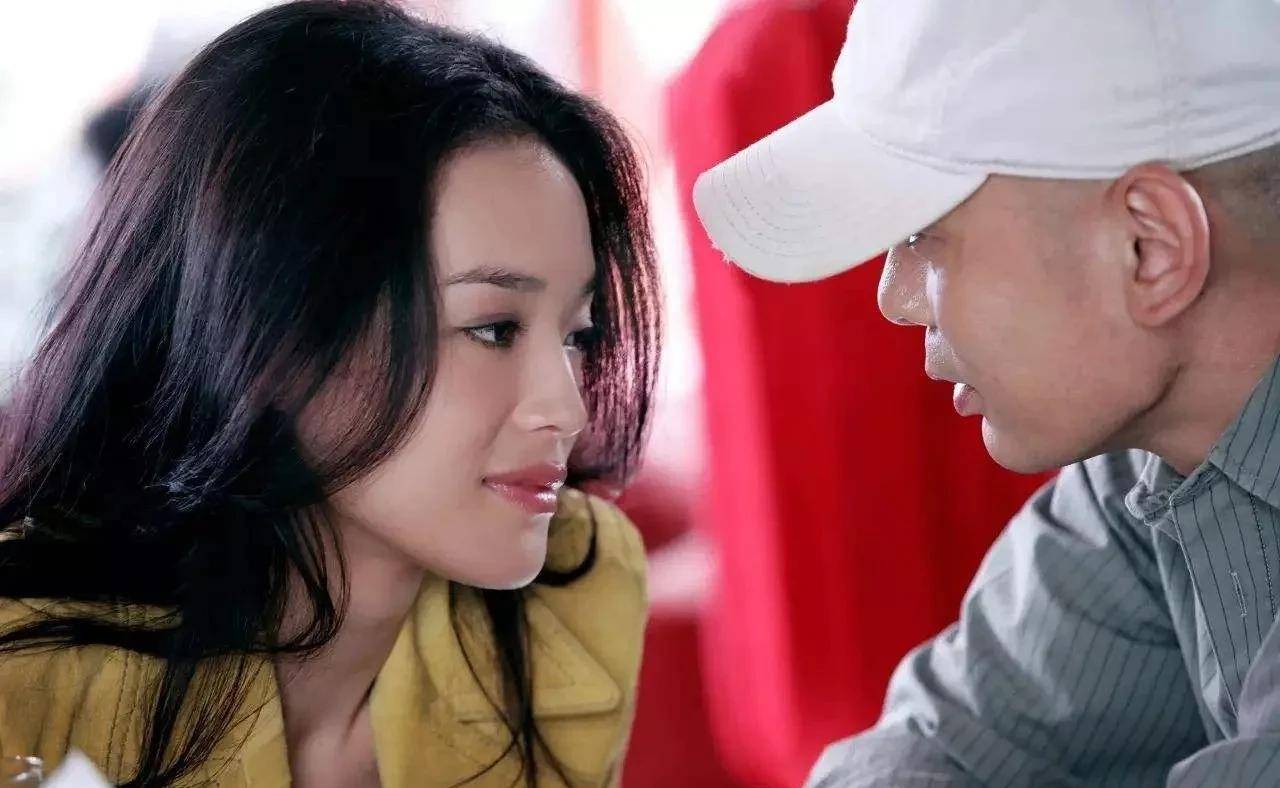 所以舒淇真的不适合把头发都梳上去,或者盘发,她就是适合这种大波浪的