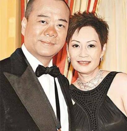 如今欧阳震华已经60多岁的人了,虽然是"丁克一族",但对妻子的温柔体贴