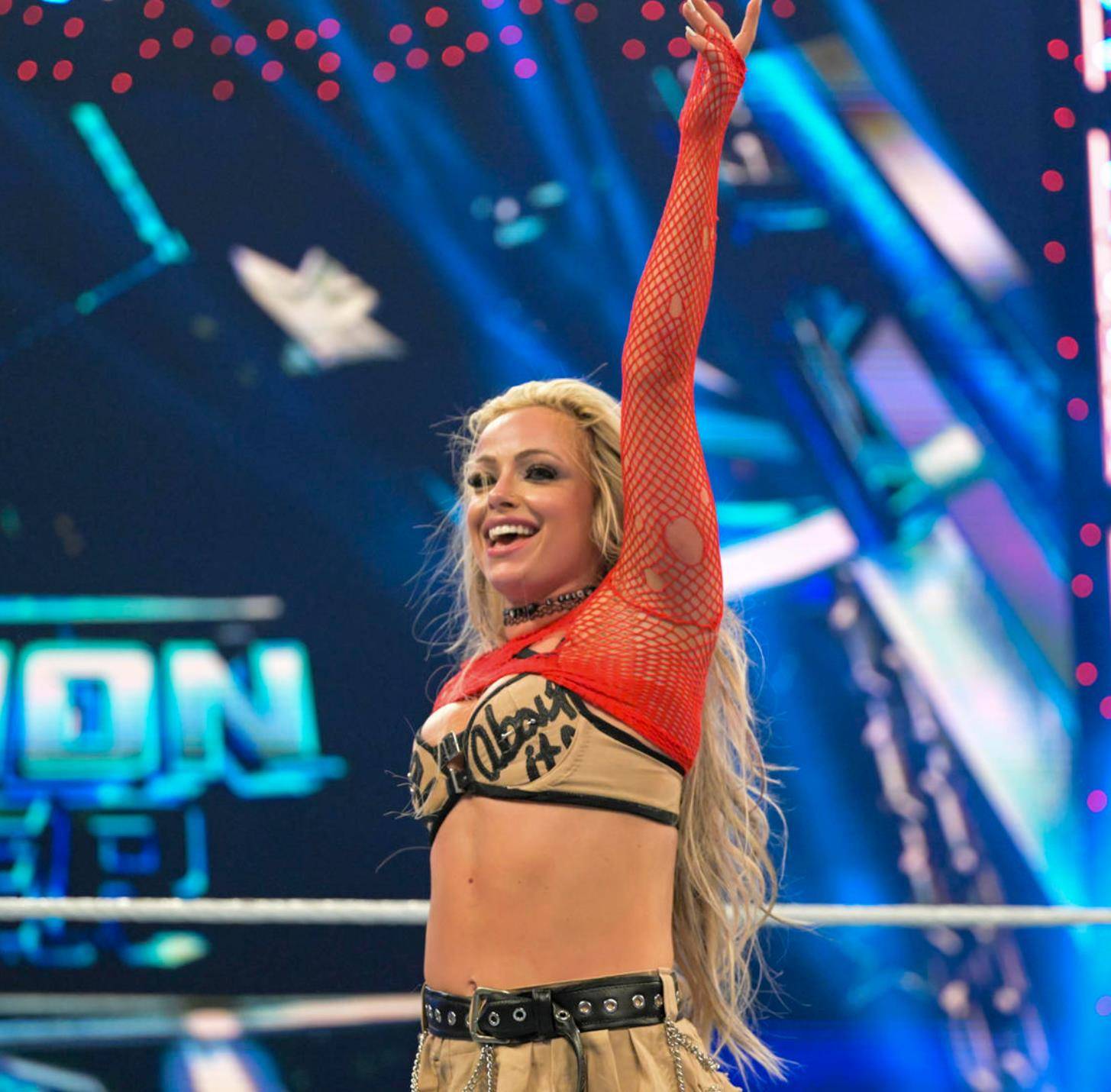 利夫·摩根(liv morgan)通过使用大招击败佐伊·斯塔克(zoey stark)