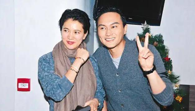 袁咏仪:被张智霖宠爱如少女,爱包如命,她是全港羡慕的