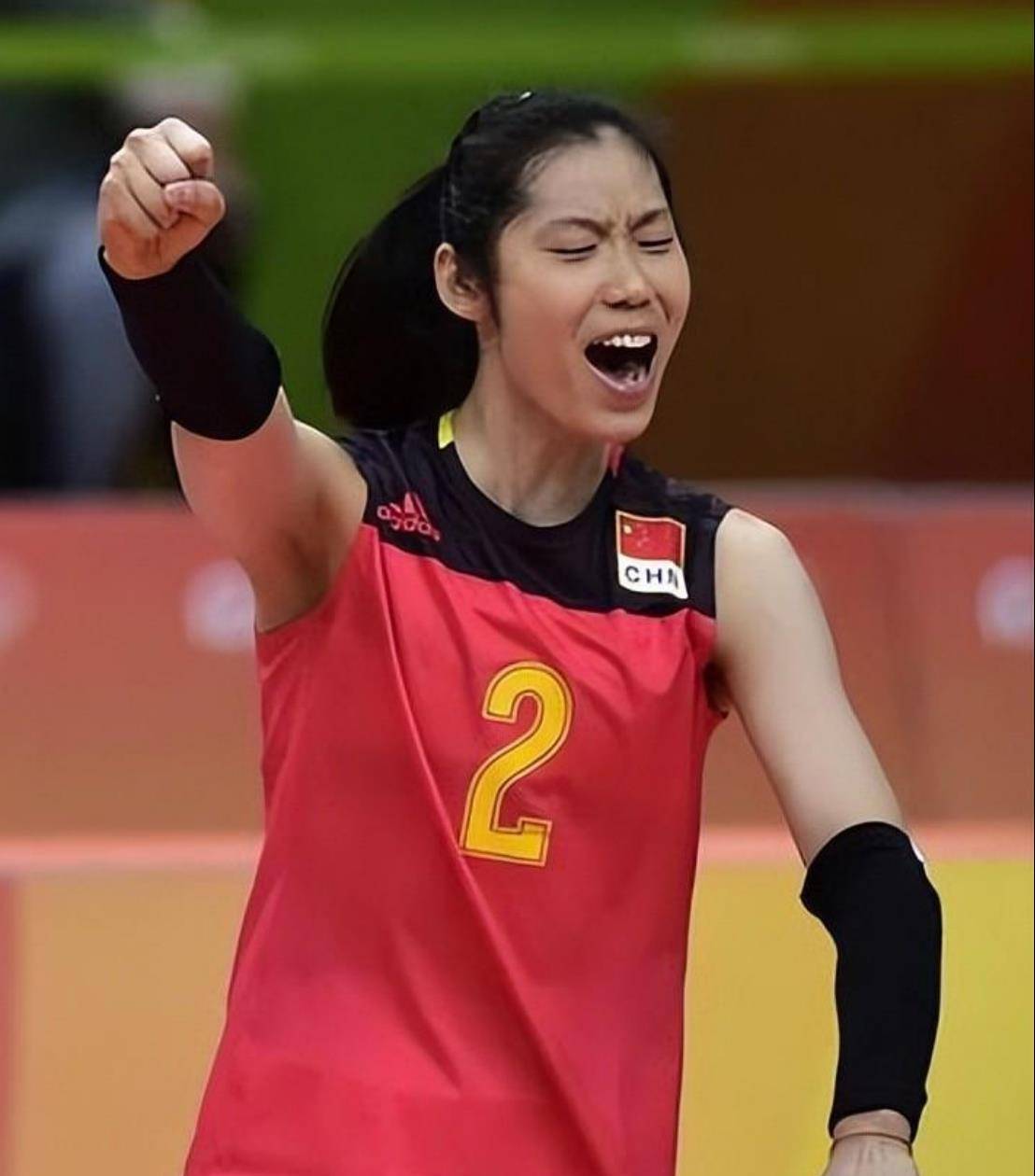 我们体育巨星朱婷,比赛奖金全部拿来还清家债,家人为她操碎婚事_专业