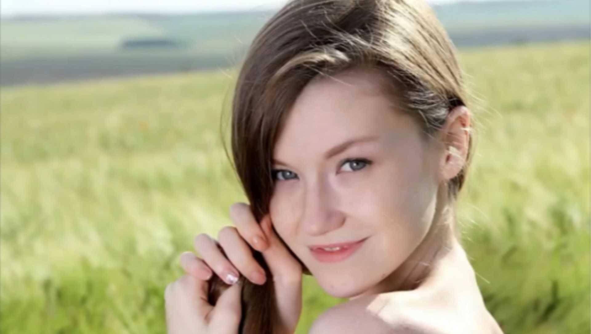 国外"暗黑女神"艾米丽·布鲁姆,曾是体操运动员,现在