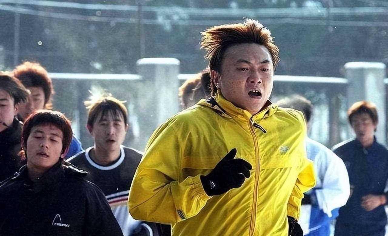 1999年,国足硬汉魏群为了朋友出头,被小混混砍了17刀_许辉和_冲突_的