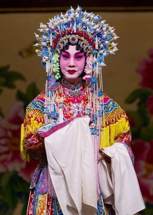 一个文官,而演绎之时就应该注重这个身份,我们看裘盛戎,方荣翔等名家