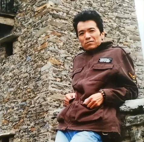 他曾在央视春晚搭档潘长江,消失多年本以为退休,原来