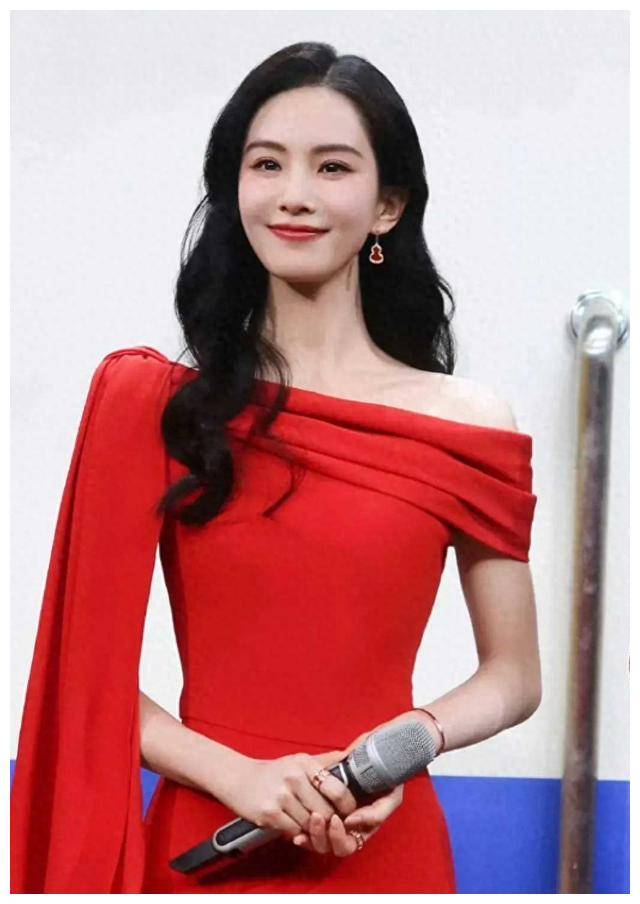 央视春晚女明星, 赵丽颖国色天香,宋轶古典气质,李沁大方耀目_审美