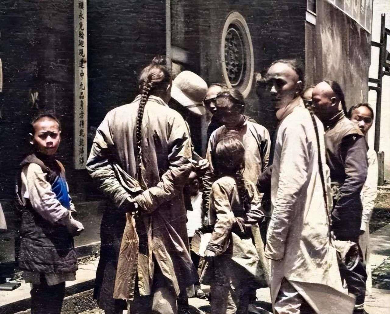 其中有牧师,有商人,有政府官员,甚至还有一些好奇的人.