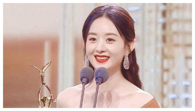 刘亦菲的迷人溜肩,赵丽颖的引人注目小脚,缓解我对的