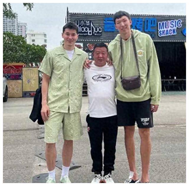 周琦出海冲浪照曝光!腿上膏药透露惊人伤情,引人瞩目!_挑战_生活_伤病