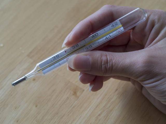 水银体温计打碎了,医生提示:千万不要扫,这样做才安全.