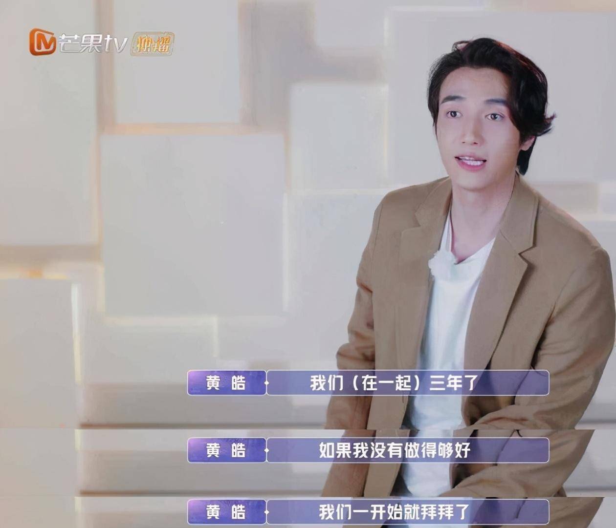 "恋爱小能手"萧亚轩携小16岁男友出行逛街秀恩爱,互动甜掉牙_黄皓