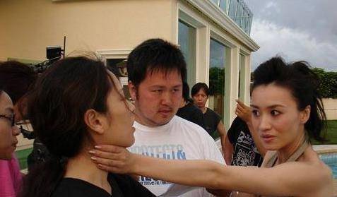 这个女人叫谢才萍,她的亲戚在当地是有一些势力的,起初的时候她只是