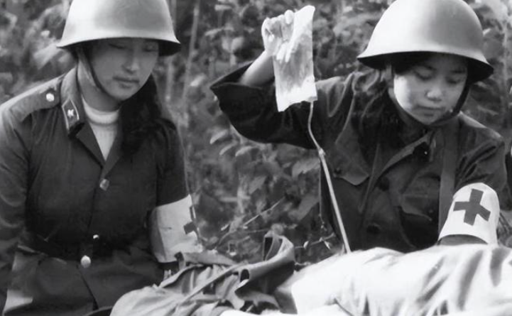 这天,医院里来了个手臂受伤的小战士,名叫赵勇,是谢楠的贵州老乡.