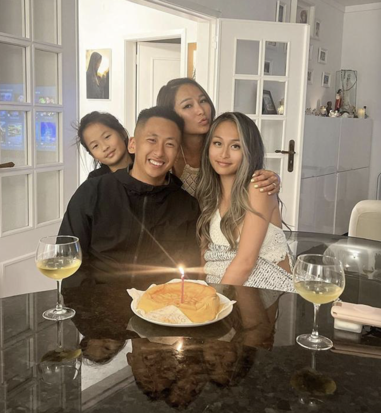 洗米华在此之前还有一任妻子杨素梅,周柏豪就是他与这任妻子所生