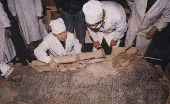 陕西挖出9岁公主墓,石棺上写"开棺即死",考古家打开后怎样了_考古研究