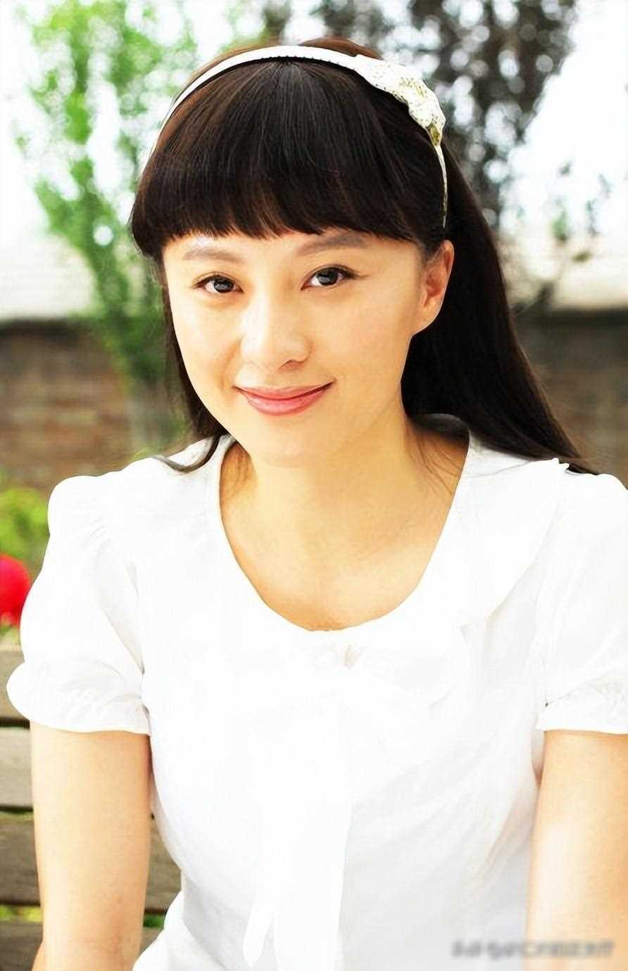 徐露放弃了个人的事业发展,选择了在家庭中扮演起贤内助的角色,而