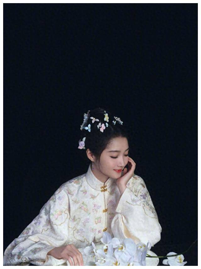 央视审美的终极境界!关晓彤的春晚造型,惊艳全场!_汉服_传统_衣料