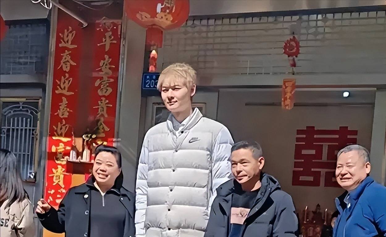 王哲林一直以来都是乡亲们心中的骄傲,不仅身高出众,而且还面容清秀