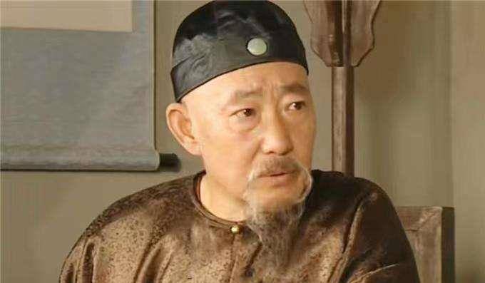 他是乾隆朝在职最久的汉人首席军机大臣,对同在军机处的和珅极度
