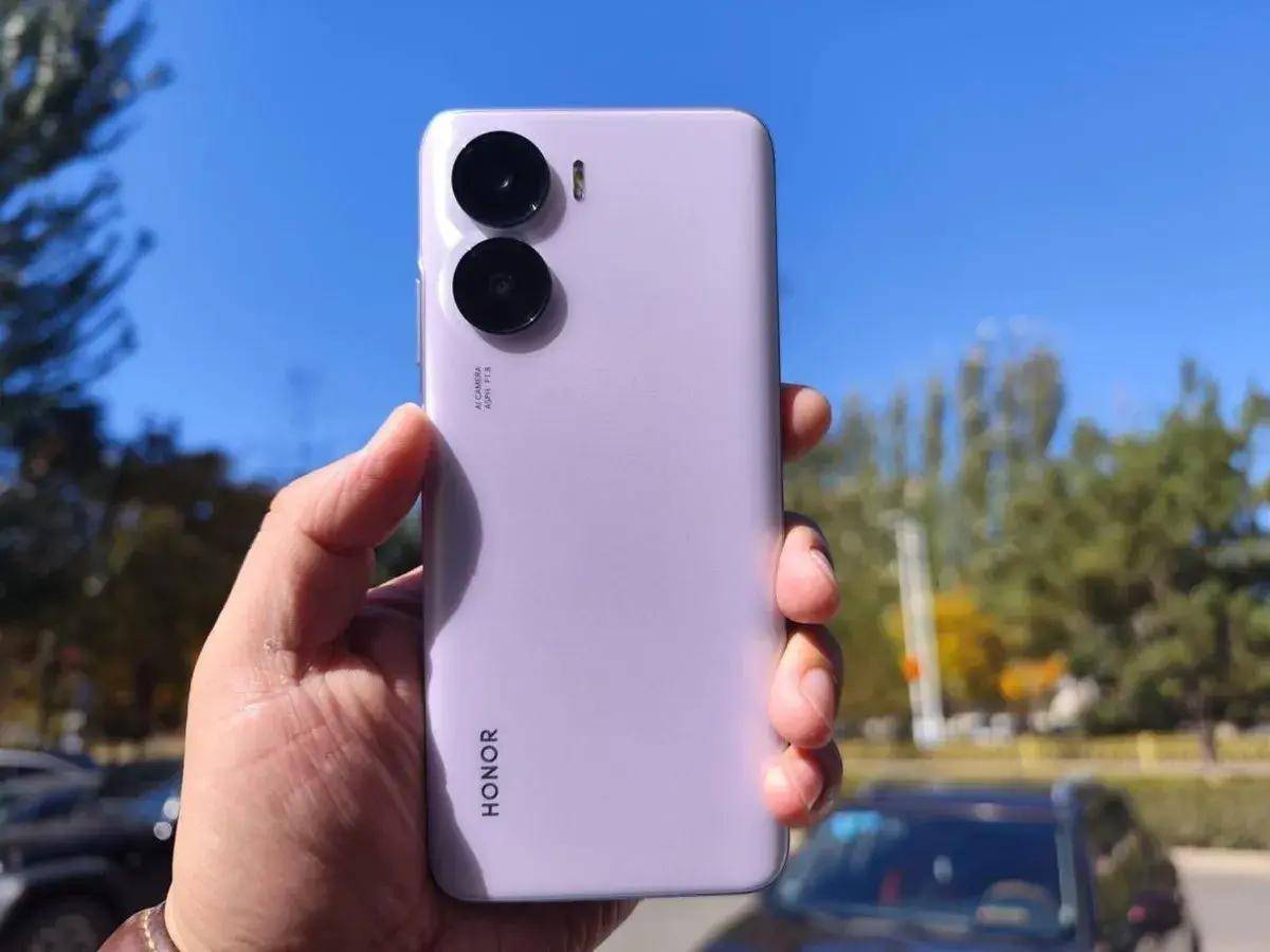 作为一款中低端机型,荣耀畅玩50plus的12 256gb起售价为1399元.