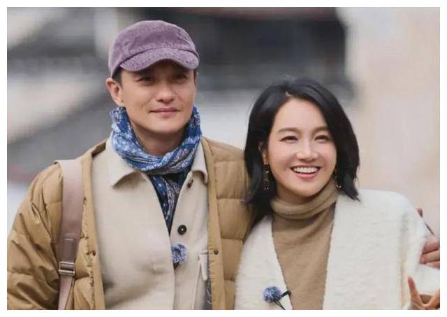 朱丹与周一围甜蜜共度情人节,十指紧扣登山行,背影