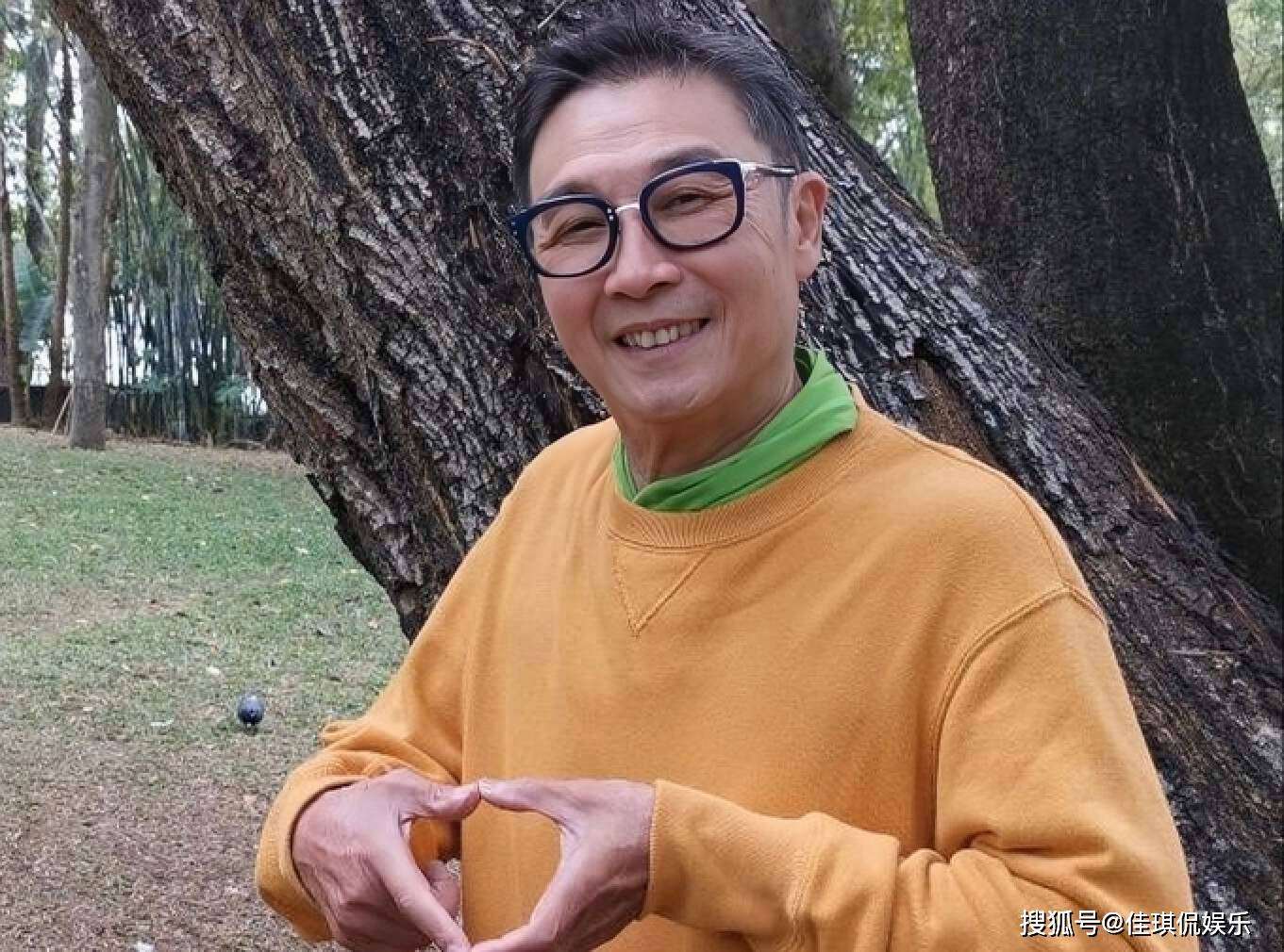 刘松仁九十年代初结婚,太太苏嘉燕比他年轻20岁,是国泰航空的空姐.