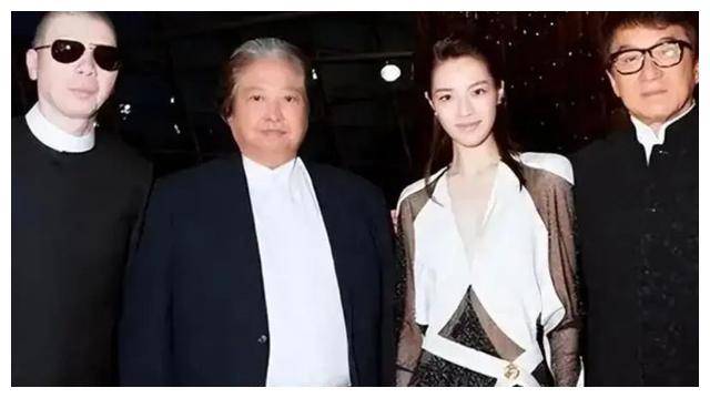 但是钟楚曦的资源确实非常好,不仅受到冯小刚的力捧,还得到了洪金宝