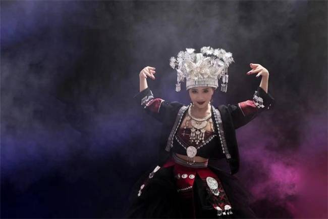 中国歌舞编导夏冰苗舞剧照:花山神女_泼光_银光_精魂