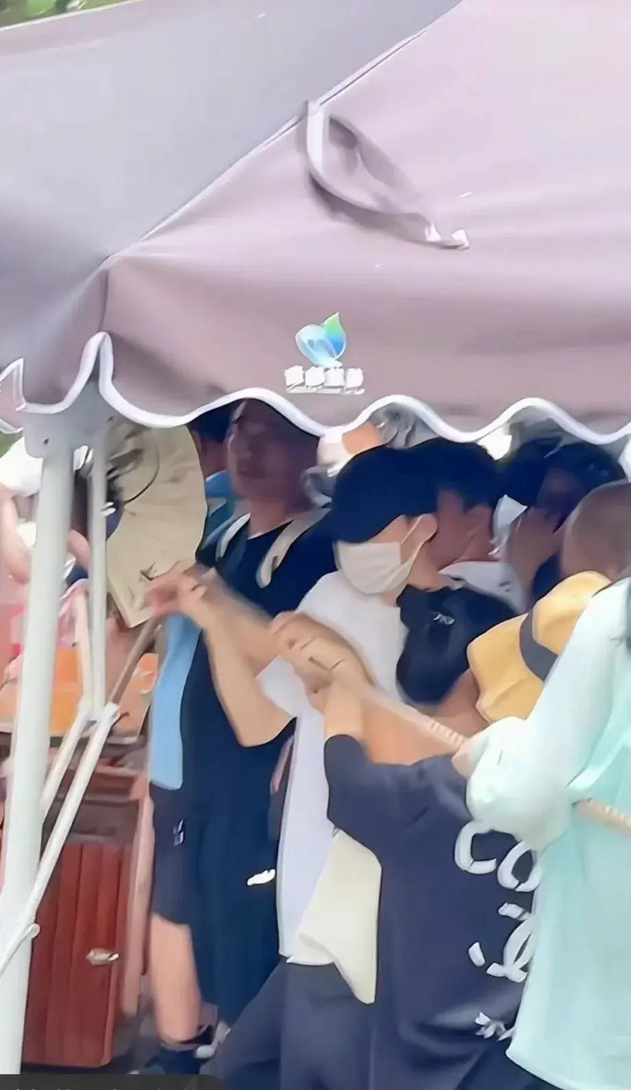 李易峰寺庙祈福照曝光:黑袄中分显驼背,退圈后状态引