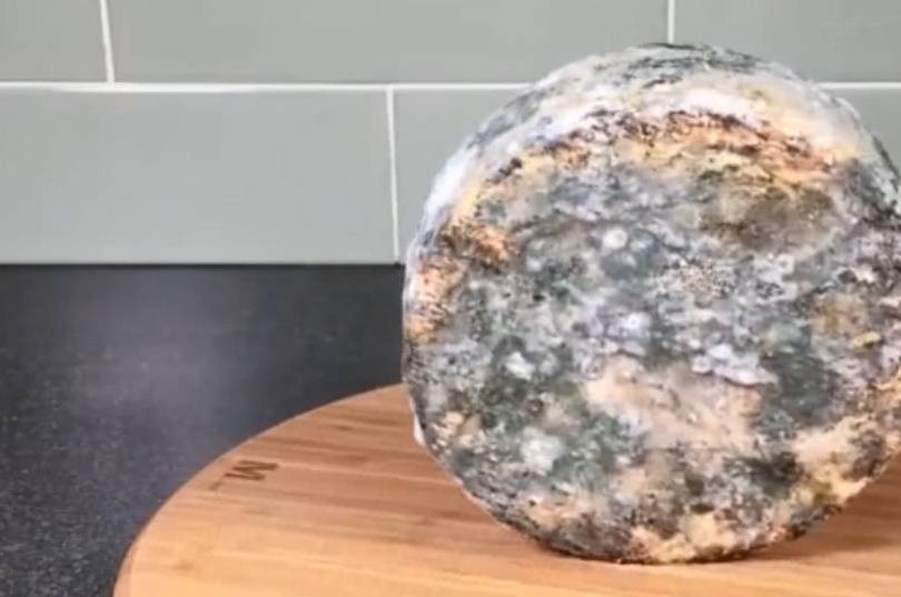 这块奶酪已经发霉了,但切开后才明白,为什么它是销量最高的奶酪