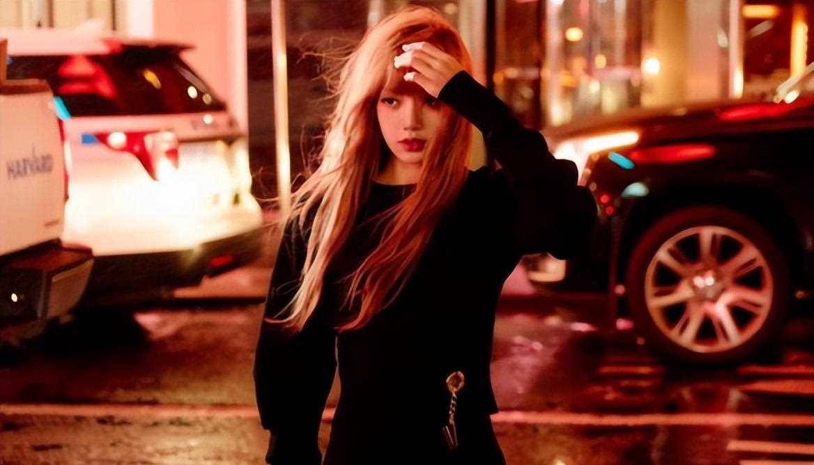 lisa法国演出图片曝光,私密处鼓起且"身怀宝藏",性别遭到_传闻_网友