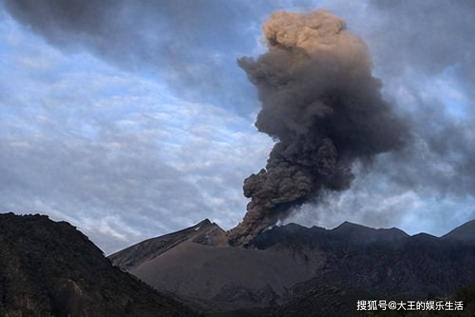 日本樱岛火山爆炸性喷发,火山灰高达5000米,四年来最高!