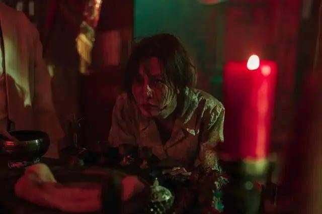 随后,故事转到了主角阿呆身上.阿呆拥有一只鬼手,可以辟邪镇恶.