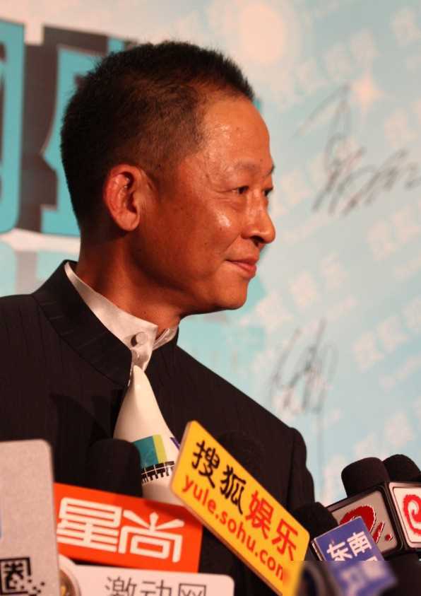 2000年10月,王志文被30家媒体联合讽刺,淡然表示:我不