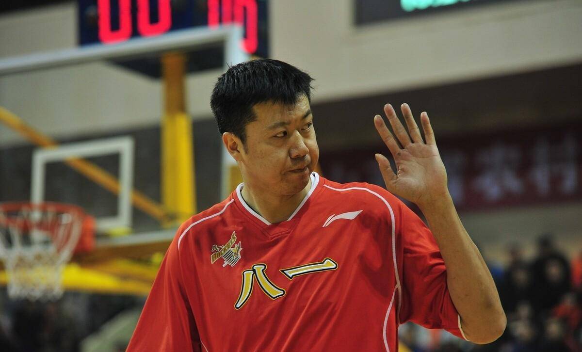 王治郅的nba之路,竟然不输给篮球巨星姚明?_比赛_赛场_1